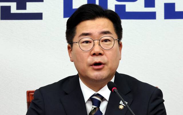 박찬대 더불어민주당 당대표 직무대행 겸 원내대표가 23일 오전 서울 여의도 국회에서 열린 당 최고위원회의에서 발언하고 있다. 김경호 선임기자 jijae@hani.co.kr