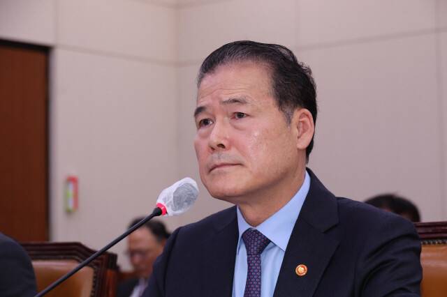 김영호 통일부 장관이 2023년 10월11일 오전 국회에서 열린 외교통일위원회 국정감사에서 의원의 질의를 듣고 있다. 한겨레 자료사진