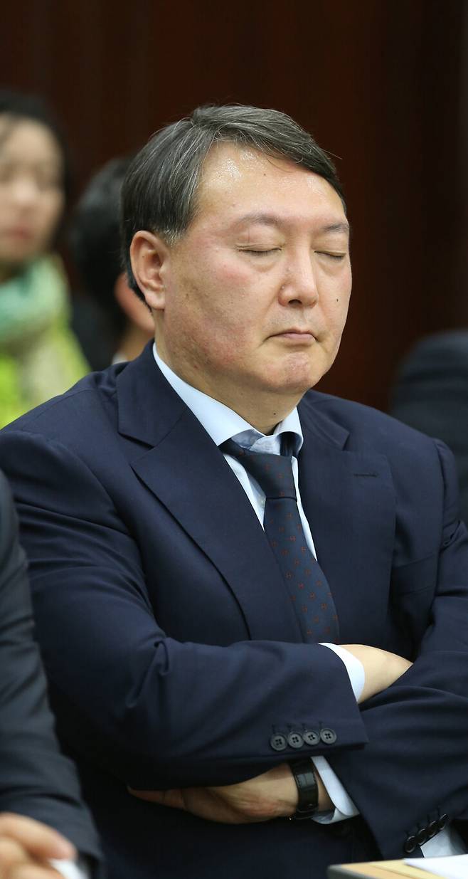 2013년 10월21일 당시 윤석열 여주지청장은 서울 서초동 서울고등검찰청에서 열린 국회 법제사법위원회 국정감사에서 이명박 정부 국가정보원 댓글조작 사건 수사 외압 의혹을 폭로하며 “사람에게 충성하지 않는다”고 말해 주목을 받았다. 한겨레 김경호 선임기자