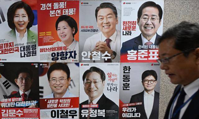 4인 컷오프 발표를 하루 앞둔 21일 국회 본관 복도에 국민의힘 대선 경선 주자 8명의 포스터가 붙어 있다. 고영권 기자