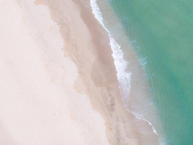 강원 동해시 한섬해변의 에메랄드빛 모래사장에 잔잔한 파도가 밀려들고 있다.