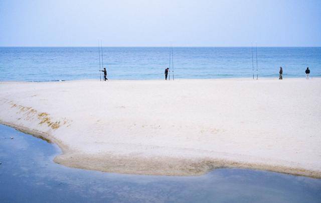 강원 동해시 한섬해변에서 낚시꾼들이 월척을 기다리고 있다.