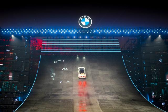 BMW의 고성능 시험 차량이 최대 55도에 이르는 경사로를 올라가고 있는 모습. 한국자동차기자협회 제공