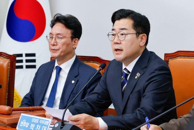 박찬대 더불어민주당 대표 직무대행 겸 원내대표가 23일 오전 서울 여의도 국회에서 열린 최고위원회의에 참석해 모두 발언하고 있다. 뉴스1