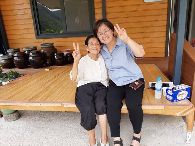 2020년 8월 12일 박필근(왼쪽) 할머니의 자택에서 박씨와 김은주 포항시의원이 환하게 웃으며 사진을 찍고 있다. 김 의원은 2019년부터 박씨의 구술생애사 작업을 완성하기 위해 자택을 열 번가량 찾았고, 그 과정에서 박씨에 대한 애착이 남달라졌다고 했다. 포항여성회 제공