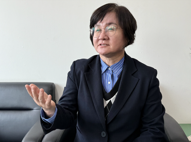 지난달 18일 경북 포항시 남구 포항시의회 사무실에서 김은주 포항시의원이 일본군 '위안부' 생존자 박필근(97) 할머니 구술생애사 작업을 했을 당시를 설명하고 있다. 포항=최은서 기자