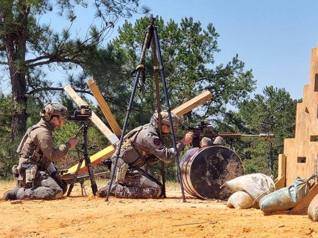 4~10일 미국 조지아주 포트무어에서 개최된 '2025년 미 국제 저격수대회'에 참가해 '국제부문' 1위를 차지한 1군단 특공연대 저격수팀의 장제욱 중사(사수)와 박대운 상사(관측수)가 대회 중 표적을 저격하고 있다. 육군 제공
