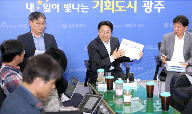 강기정 광주광역시장이 지난달 27일 오후 광주시청 5층 기자실에서 출입 기자들과 긴급 간담회를 갖고 ''영산강 익사이팅 존' 설계 당선작 선정 논란에 대해 설명하고 있다. 광주시 제공