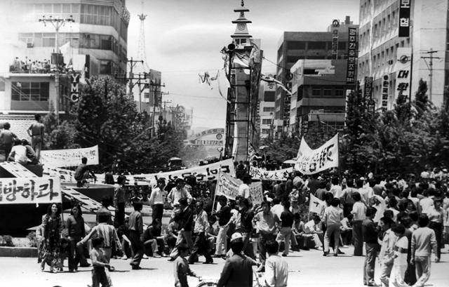 광주 금남로 일대에서 시민군과 계엄군 사이에서 유혈 충돌이 벌어진 1980년 5월 21일 봉축탑이 서 있는 전남도청 앞 분수대 광장에서 연일 민주항쟁 범시민궐기대회가 열리고 있다. 한국일보 자료사진