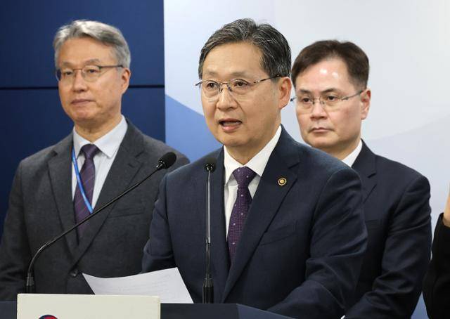 윤영빈 우주항공청장이 2월 24일 서울 종로구 정부서울청사에서 제3회 국가우주위원회 관련 사전 브리핑을 하고 있다. 다음 날 열린 국가우주위원회에서는 차세대 발사체를 재사용 방식으로 변경하는 안건이 의결됐다. 뉴스1