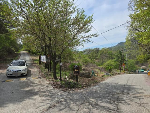 경기 동두천시 걸산동 마을입구 임도(왼쪽)와 미군 부대 관통길(오른쪽) 모습. 한 차량이 임도를 통해 마을로 진입하고 있다. 임명수 기자