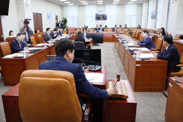 23일 서울 여의도 국회에서 열린 국방위원회 법률안심사소위원회에서 더불어민주당 소속 부승찬 소위원장이 의사봉을 두드리고 있다. 뉴시스