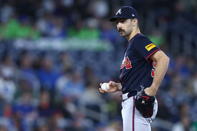<yonhap photo-0947=""> TORONTO, CANADA - APRIL 16: Spencer Strider #99 of the Atlanta Braves holds the ball used to strikeout Addison Barger #47 of the Toronto Blue Jays, his 500th career strikeout, in the fifth inning of their MLB game against the Toronto Blue Jays at Rogers Centre on April 16, 2025 in Toronto, Ontario, Canada. Cole Burston/Getty Images/AFP (Photo by Cole Burston / GETTY IMAGES NORTH AMERICA / Getty Images via AFP)/2025-04-17 04:00:17/ <저작권자 ⓒ 1980-2025 ㈜연합뉴스. 무단 전재 재배포 금지, AI 학습 및 활용 금지></yonhap>