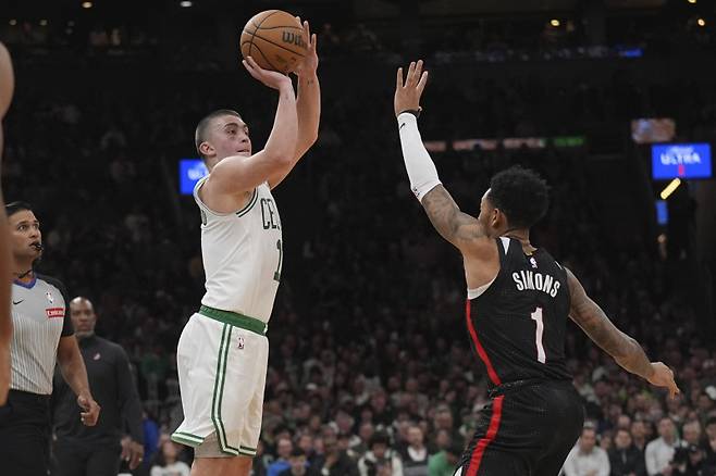<yonhap photo-3221=""> Boston Celtics guard Payton Pritchard, left, takes a 3-pointer over Portland Trail Blazers guard Anfernee Simons (1) during the second half of an NBA basketball game, Wednesday, March 5, 2025, in Boston. (AP Photo/Charles Krupa)/2025-03-06 11:34:44/ <저작권자 ⓒ 1980-2025 ㈜연합뉴스. 무단 전재 재배포 금지, AI 학습 및 활용 금지></yonhap>