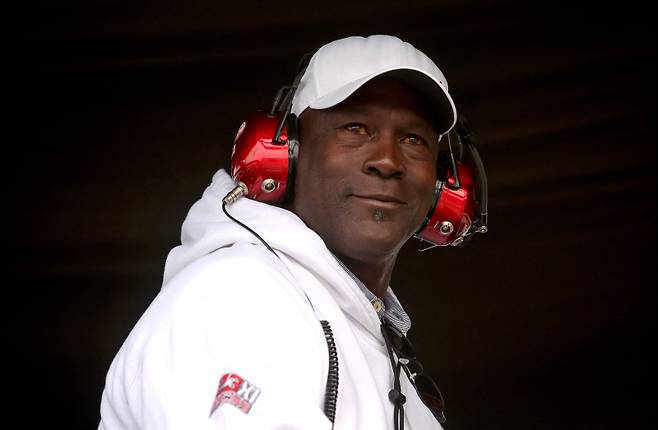 <yonhap photo-1472=""> TALLADEGA, ALABAMA - APRIL 23: Michael Jordan, NBA Hall of Famer and co-owner of 23XI Racing, looks on from the 23XI Racing pit box during the NASCAR Cup Series GEICO 500 at Talladega Superspeedway on April 23, 2023 in Talladega, Alabama. James Gilbert/Getty Images/AFP (Photo by James Gilbert / GETTY IMAGES NORTH AMERICA / Getty Images via AFP)/2023-04-24 07:38:36/ <저작권자 ⓒ 1980-2023 ㈜연합뉴스. 무단 전재 재배포 금지.></yonhap>