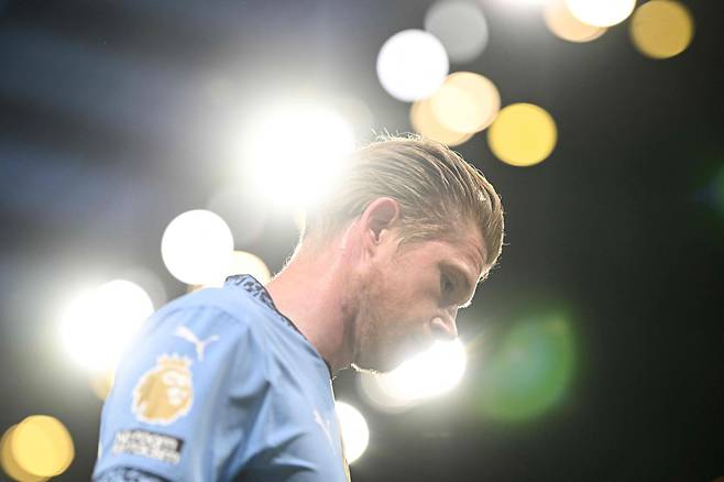 <yonhap photo-1804=""> TOPSHOT - Manchester City's Belgian midfielder #17 Kevin De Bruyne reacts during the English Premier League football match between Manchester City and Aston Villa at the Etihad Stadium in Manchester, north west England, on April 22, 2025. (Photo by Oli SCARFF / AFP) / RESTRICTED TO EDITORIAL USE. No use with unauthorized audio, video, data, fixture lists, club/league logos or 'live' services. Online in-match use limited to 120 images. An additional 40 images may be used in extra time. No video emulation. Social media in-match use limited to 120 images. An additional 40 images may be used in extra time. No use in betting publications, games or single club/league/player publications. //2025-04-23 06:57:49/ <저작권자 ⓒ 1980-2025 ㈜연합뉴스. 무단 전재 재배포 금지, AI 학습 및 활용 금지></yonhap>