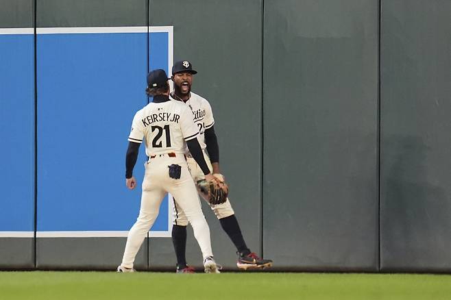 <yonhap photo-3490=""> 23일(한국시간) 미국 미네소타주 미니애폴리스 타깃 필드에서 열린 시카고 화이트삭스와의 홈 경기 9회 슈퍼캐치로 경기를 끝낸 바이런 벅스턴이 환호하고 있다. [AP=연합뉴스]</yonhap>