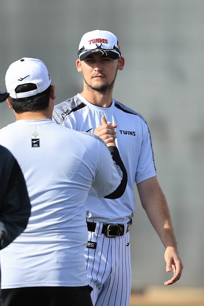 <yonhap photo-3287="">(스코츠데일[미국 애리조나주]=연합뉴스) 신현우 기자 = 호주프로야구(ABL) 시드니 블루삭스 우완 투수 코엔 윈이 13일(현지시간) 미국 애리조나주 스코츠데일 인디언 스쿨 공원 야구장에서 열린 LG 트윈스 1차 스프링캠프에 초청 선수로 참가해 훈련하고 있다. 2025.2.14 nowwego@yna.co.kr/2025-02-14 09:41:28/ <저작권자 ⓒ 1980-2025 ㈜연합뉴스. 무단 전재 재배포 금지, AI 학습 및 활용 금지></yonhap>