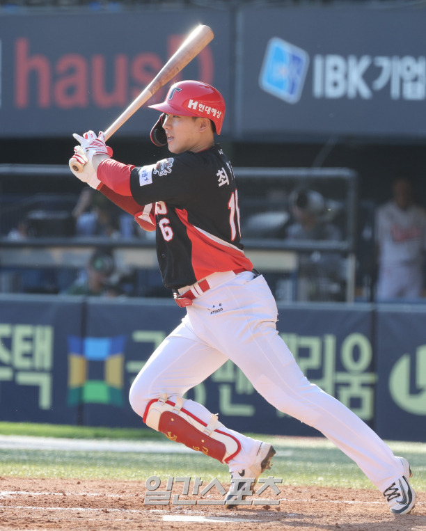 20일 오후 잠실야구장에서 열린 2025 프로야구 KIA와 두산 경기. KIA 최원준이 타격하고 있다. 잠실=정시종 기자 /2025.04.20.