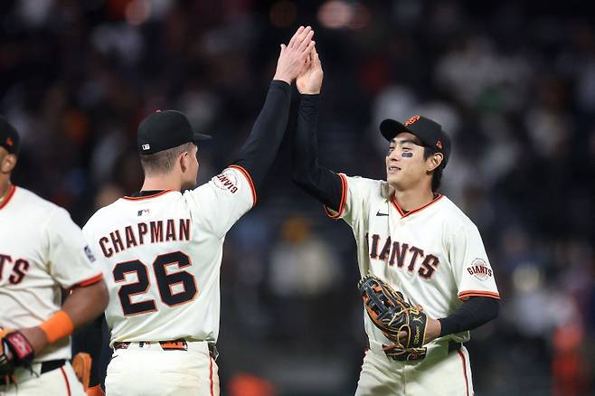 <yonhap photo-3463=""> SAN FRANCISCO, CALIFORNIA - APRIL 21: Jung Hoo Lee #51 of the San Francisco Giants high-fives Matt Chapman #26 after they beat the Milwaukee Brewers at Oracle Park on April 21, 2025 in San Francisco, California. Ezra Shaw/Getty Images/AFP (Photo by EZRA SHAW / GETTY IMAGES NORTH AMERICA / Getty Images via AFP)/2025-04-22 13:44:40/ <저작권자 ⓒ 1980-2025 ㈜연합뉴스. 무단 전재 재배포 금지, AI 학습 및 활용 금지></yonhap>