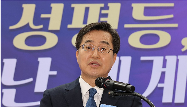 김동연 더불어민주당 대선 경선 후보가 21일 서울 여의도 국회에서 '모두의 성평등, 다시 만난 세계'라는 주제로 열린 간담회에서 여성 정책 등에 대해 설명하고 있다. [사진=연합뉴스]