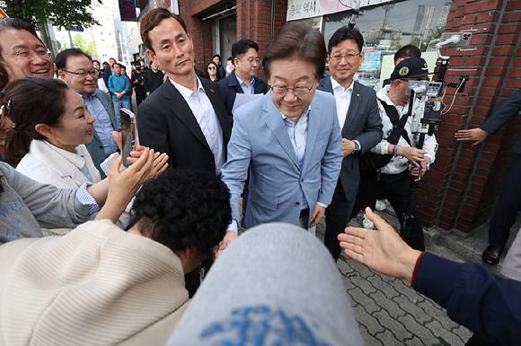 더불어민주당 이재명 전 대표가 18일 대구 북구 사회혁신커뮤니티연구소 협동조합 소이랩에서 열린 K-콘텐츠 기업 간담회에 참석하기 전 지지자들과 인사하고 있다. 2025.4.18 [사진=연합뉴스]