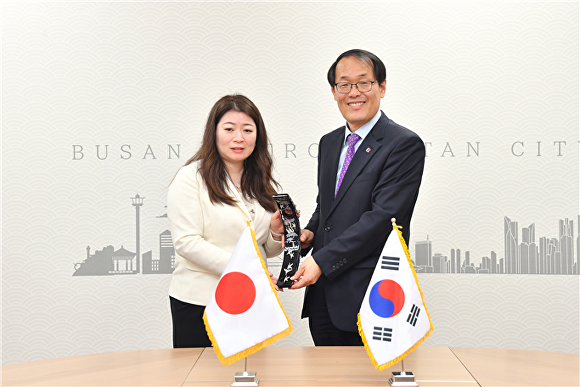 (왼쪽부터) 바바 유코 나가사키현 부지사와 이준승 부산광역시 행정부시장이 지난 22일 접견을 진행하고 기념촬영을 하고 있다. [사진=부산광역시]