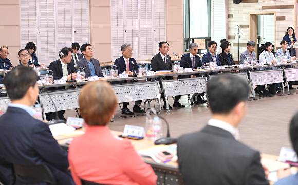 경상남도 거창군이 지난 17일 구인모 거창군수를 비롯해 거창교육지원청 교육장, 관내 초·중·고 학교장, 대학 총장 등 40여 명이 참석한 가운데 군청 대회의실에서 교육정책 사업 간담회를 개최하고 있다. [사진=경상남도 거창군]