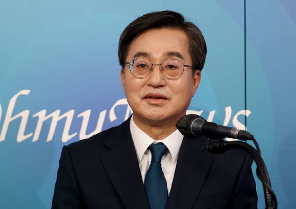 더불어민주당 제21대 대통령선거 경선에 나선 김동연 예비후보가 23일 오후 서울 여의도 오마이TV 스튜디오에서 열린 오마이TV 초청 토론회에서 모두발언을 하고 있다. [사진=국회사진취재단]