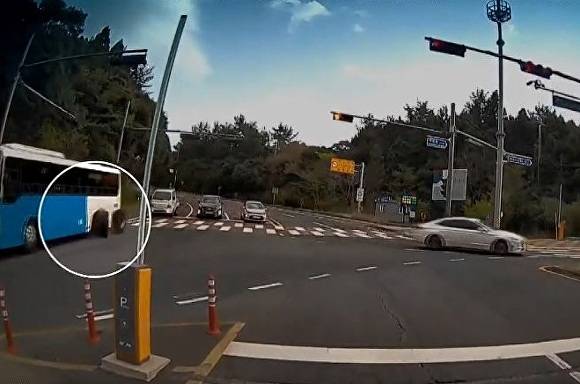 제주 간선 버스 뒷바퀴 빠짐 사고 [사진=jibs뉴스 갈무리]