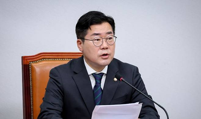 박찬대 당대표 직무대행 겸 원내대표가 21일 열린 최고위원회의에 참석하여 발언하고 있다. (더불어민주당)