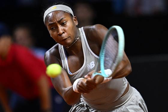 Tennis - WTA 500 - Stuttgart Tennis Grand Prix - Porsche Arena, Stuttgart, Germany - April 19, 2025 Coco Gauff of the U.S. in action during her quarter final match against Italy's Jasmine Paolini REUTERS/Angelika Warmuth  〈저작권자(c) 연합뉴스, 무단 전재-재배포, AI 학습 및 활용 금지〉