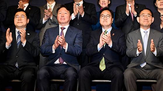 22일 국회미래산업포럼 발족식 참가자들이 함께 했다. 왼쪽부터 박찬대 더불어민주당 당대표 직무대행, 최태원 대한상공회의소 회장, 우원식 국회의장, 주호영 국회부의장. 김성룡 기자