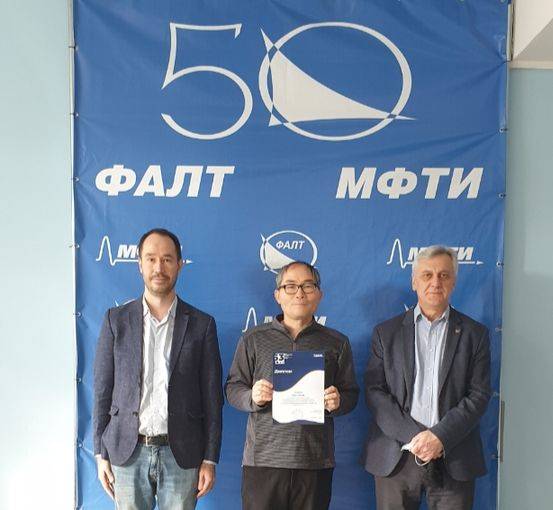 러시아연방 과학학회 참석 후 지도교수 이반 블라디미로비치 예고로프(오른쪽)와 나를 도왔던 안드레이 노비코프와 찍은 사진.공부만 하느라 러시아에서 찍은 사진은 5장이 전부다. [사진 공근식]