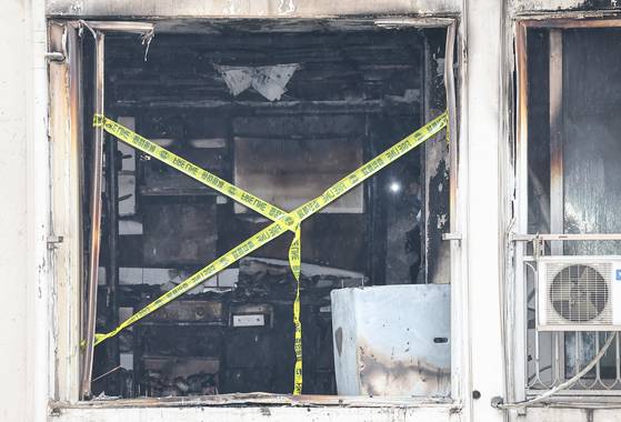 22일 소방 등 관계자들이 지난 21일 화재가 발생한 서울 관악구 봉천동의 한 아파트에서 합동감식을 하고 있다. 뉴스1