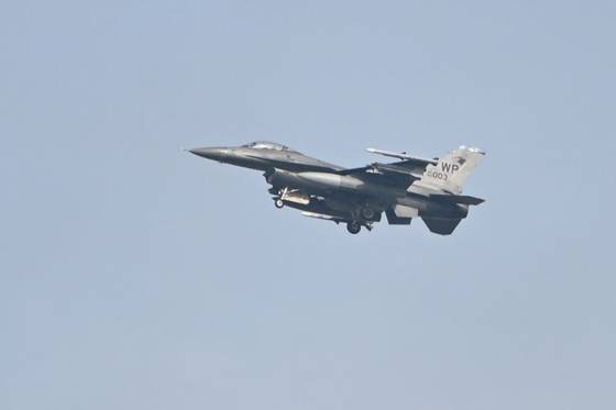 한미연합훈련 '자유의 방패'가 진행 중인 지난 3월 12일 미 공군의 F-16 전투기가 광주 서구 치평동 하늘에서 비행 훈련을 하고 있다. 뉴시스
