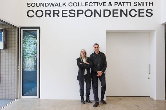 사운드워크 컬렉티브를 이끄는 스테판 크라스닌스키(오른쪽)와 패티 스미스가 전시장 입구에 섰다. 사진 piknic
