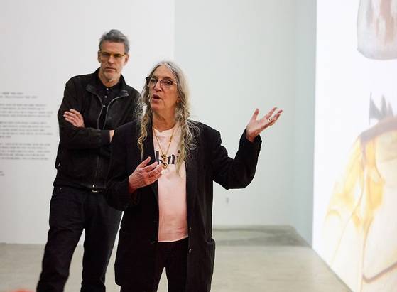 전시 작품을 설명하는 패티 스미스(오른쪽)와 스테판 크라스닌스키. 사진 piknic