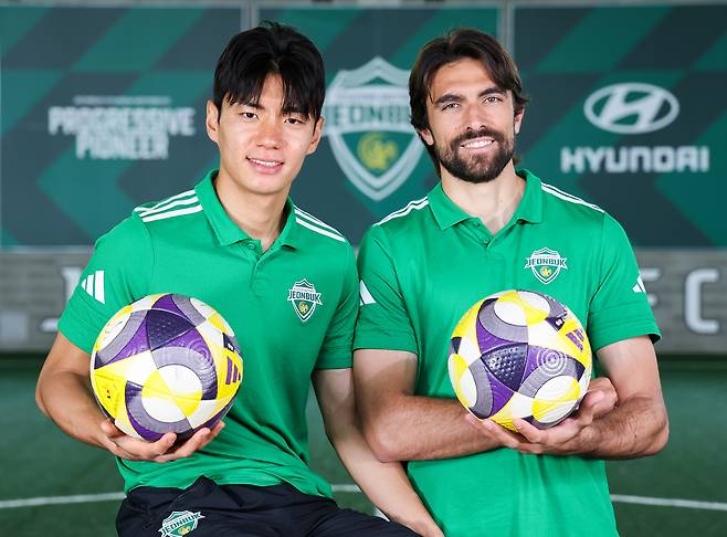 전북 현대의 명가 재건에 앞장서고 있는 전진우(왼쪽)와 이탈리아 출신 콤파뇨. 장정필 객원기자