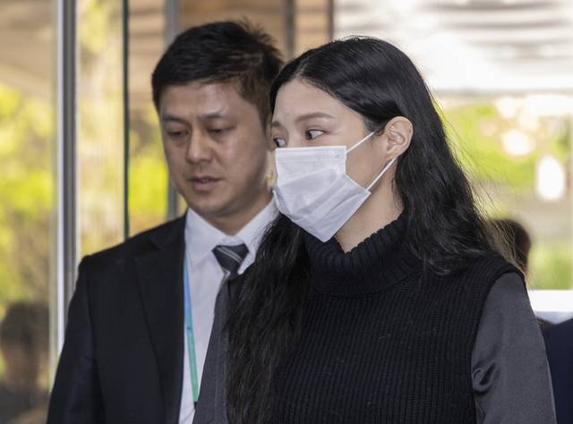 ▲ ‘입시비리’ 혐의를 받는 조국혁신당 조국 전 대표의 딸 조민 씨가 23일 서울 서초구 서울중앙지법에서 열린 항소심 선고 공판에 출석하고 있다. 연합뉴스