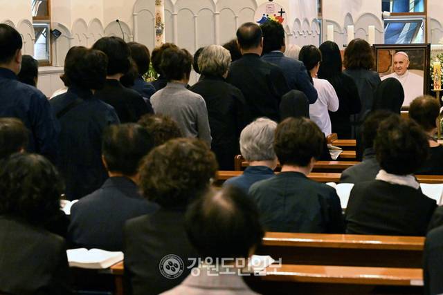 ▲ 23일 춘천 죽림동성당에서 지난 21일 선종한 프란치스코 교황을 추모하는 미사를 드리고 있다. 김정호
