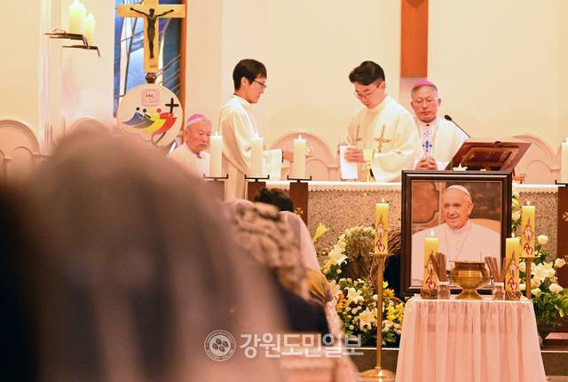 ▲ 23일 춘천 죽림동성당에서 지난 21일 선종한 프란치스코 교황을 추모하는 미사를 드리고 있다. 김정호