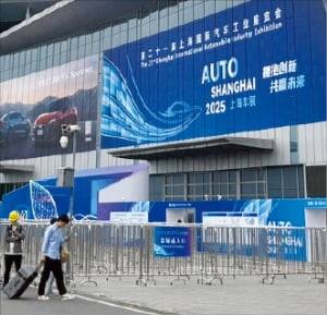 ‘2025 상하이 모터쇼’ 관계자들이 22일 모터쇼가 열리는 중국 상하이 국가전시컨벤션센터에 들어가고 있다.﻿﻿ 상하이=김은정 특파원