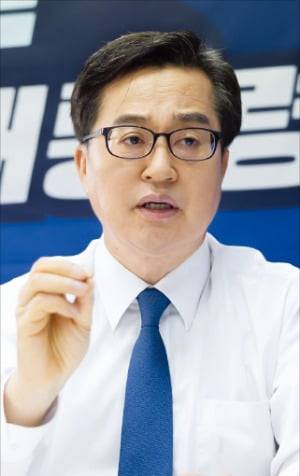 김동연 더불어민주당 대선 경선 후보가 22일 한국경제신문과의 인터뷰에서 경제 부문 대선 공약을 설명하고 있다.  김동연 캠프 제공