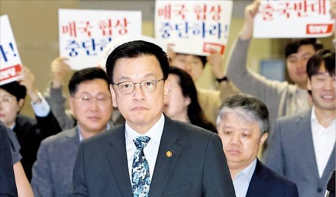 < 최상목 美 출국…관세협상 중단하라는 시위대 > 최상목 부총리 겸 기획재정부 장관이 미국 워싱턴DC에서 열리는 ‘한·미 2+2 통상 협의’를 위해﻿ 22일 인천국제공항 출국장으로 이동하고 있다. 공항에선﻿ 진보당 의원들이 ‘매국 협상을 중단하라’며 피켓 시위를 벌였다.  뉴스1