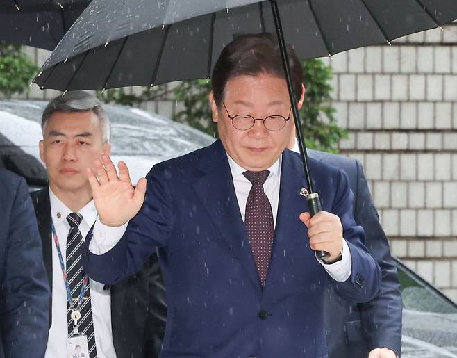 더불어민주당 이재명 대선 경선 후보가 22일 서울 서초구 서울중앙지법에서 열린 '대장동 배임·성남FC 뇌물' 1심 속행 공판에 출석하고 있다.  사진=연합뉴스