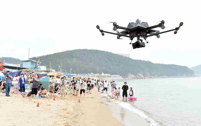 드론 활용 해수욕장 해안순찰. 한경DB