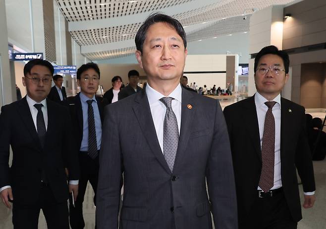 안덕근 산업통상자원부 장관이 24일(현지시간) 미국 워싱턴DC에서 열리는 ‘한미 2+2 통상협의’에 참석하기 위해 23일 인천국제공항을 통해 출국하고 있다. 연합뉴스