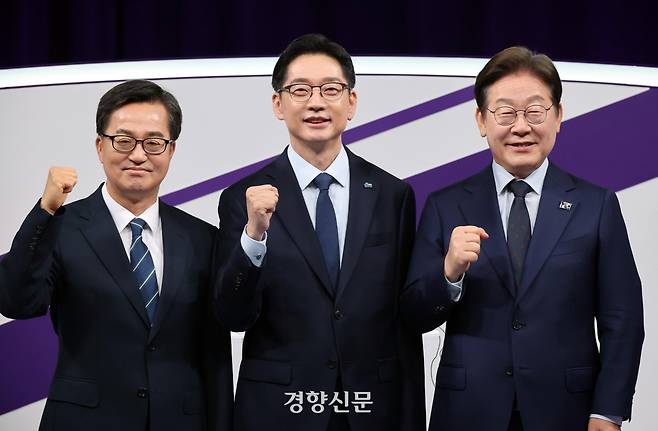 (오른쪽부터) 이재명·김경수·김동연 더불어민주당 대선 경선 후보가 지난 18일 서울 상암동 MBC에서 열린 TV토론회에서 각오를 다지고 있다. 국회사진기자단