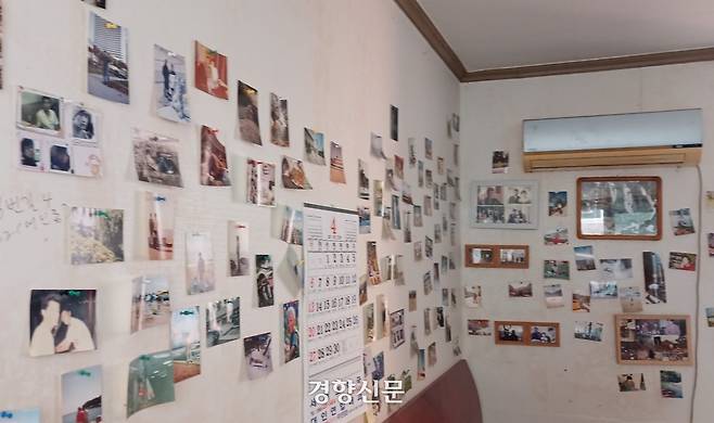 10일 광주 동구 대인동 한 노인의 집 벽에 사진이 가득 붙어있다. 이날 사진을 제외한 대부분의 물건이 유품정리사업을 통해 정리됐다. 강현석 기자